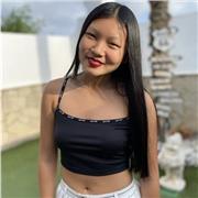 Profesora de inglés que imparte clases a niños de todas las edades